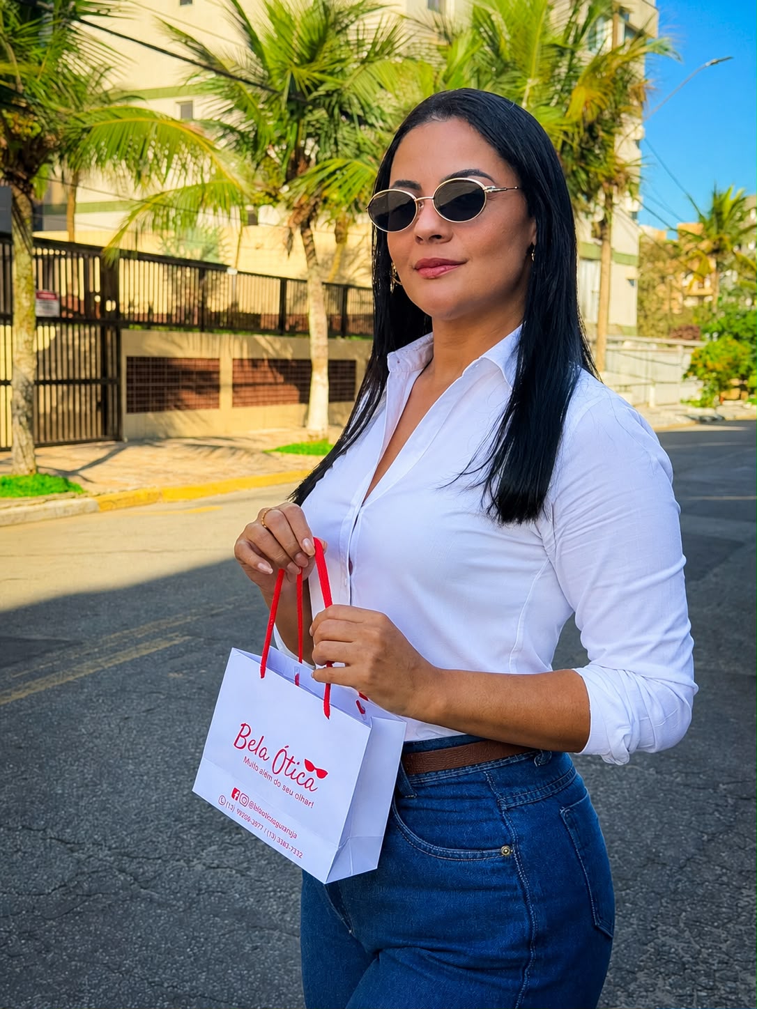 Cliente com a sacola da Bela Ótica após o atendimento
